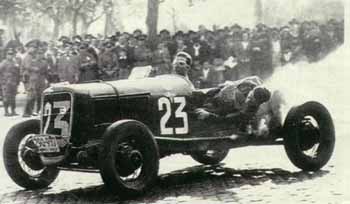 Fangio piloteando el Ford V8.