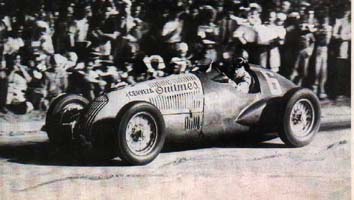 Oscar Glvez, inaugura la serie de triunfos argentinos, con la tal vez primera publicidad comercial para un auto de carrera.