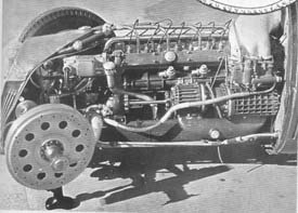 El motor de 8cilindros en lnea era el punto fuerte. Adems de cmaras de combustin hemiesfricas, equipaba un compresor Roots de doble etapa que permiti superar los 400 CV. Los frenos delanteros eran de tambor.