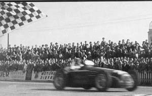 Banderazo final a una cerrera de 13 aos. Fangio consigue la ltima victoria para el Alfetta en Pedralbes 1951