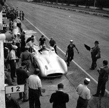 Monza 1955, Ultima carrera de la Flecha de Plata. Fangio en los Box.