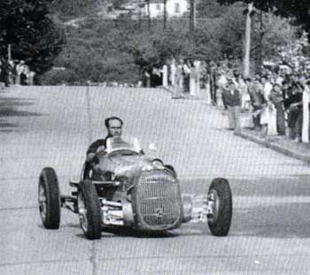 Fangio extrenando el Volpi, este todavia tenia el motor Rickenbaker.