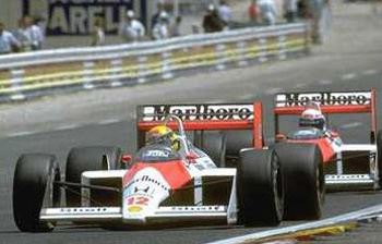 Ayrton Senna adelante de Prost.